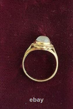 A Pretty Moonstone Ring In 9ct Yellow Gold