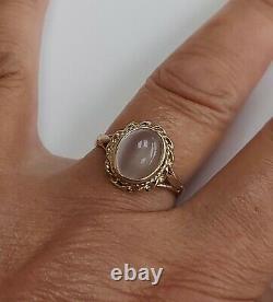 A Pretty Moonstone Ring In 9ct Yellow Gold