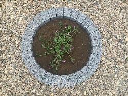 Bordure en pierre de béton grise en cercle de 78 cm pour entourer les arbres avec une bordure d'herbe.