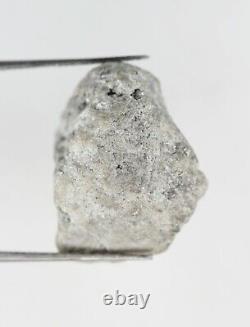 Diamant brut non taillé de couleur grise de 21,06 ct, pierre naturelle lâche.