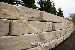 Grande muraille de soutènement en blocs de béton avec parement en pierre à Grand Ledge
