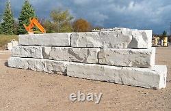 Grande muraille de soutènement en blocs de béton avec parement en pierre à Grand Ledge