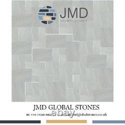 JMD Global Stone Kandla Grey 22 mm Indian Sandstone Hand Cut Riven Paving Slab in French would be: Dalles de pavage en grès indien Kandla Grey de 22 mm, coupées à la main et nervurées, de JMD Global Stone.