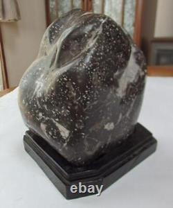 Objet en pierre naturelle gris foncé, L7,4 x P5,1 x H4,3, 9,5 livres.