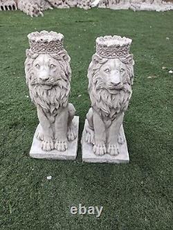 Paire de lions en statue de pierre avec couronne, ornements en pierre reconstituée et pierre naturelle