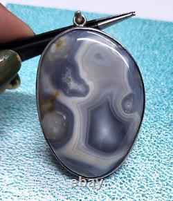 Pendentif en argent vintage avec une énorme agate naturelle de couleur grise de grande taille de 2,25 pouces