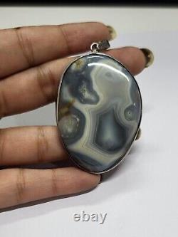 Pendentif en argent vintage avec une énorme agate naturelle de couleur grise de grande taille de 2,25 pouces