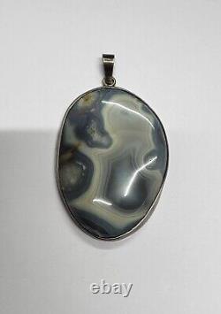 Pendentif en argent vintage avec une énorme agate naturelle de couleur grise de grande taille de 2,25 pouces