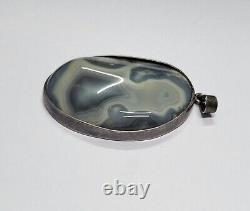 Pendentif en argent vintage avec une énorme agate naturelle de couleur grise de grande taille de 2,25 pouces