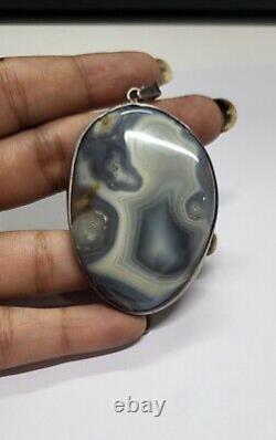 Pendentif en argent vintage avec une énorme agate naturelle de couleur grise de grande taille de 2,25 pouces