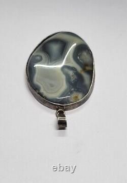 Pendentif en argent vintage avec une énorme agate naturelle de couleur grise de grande taille de 2,25 pouces