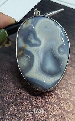 Pendentif en argent vintage avec une énorme agate naturelle de couleur grise de grande taille de 2,25 pouces