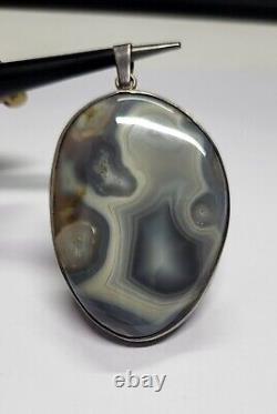 Pendentif en argent vintage avec une énorme agate naturelle de couleur grise de grande taille de 2,25 pouces