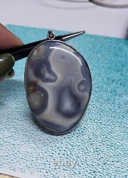 Pendentif en argent vintage avec une énorme agate naturelle de couleur grise de grande taille de 2,25 pouces