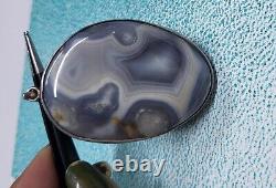 Pendentif en argent vintage avec une énorme agate naturelle de couleur grise de grande taille de 2,25 pouces