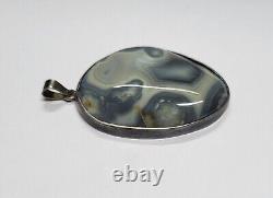 Pendentif en argent vintage avec une énorme agate naturelle de couleur grise de grande taille de 2,25 pouces