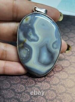 Pendentif en argent vintage avec une énorme agate naturelle de couleur grise de grande taille de 2,25 pouces