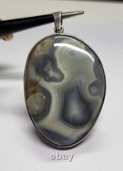 Pendentif en argent vintage avec une énorme agate naturelle de couleur grise de grande taille de 2,25 pouces