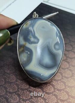 Pendentif en argent vintage avec une énorme agate naturelle de couleur grise de grande taille de 2,25 pouces