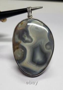 Pendentif en argent vintage avec une énorme agate naturelle de couleur grise de grande taille de 2,25 pouces