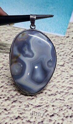 Pendentif en argent vintage avec une énorme agate naturelle de couleur grise de grande taille de 2,25 pouces