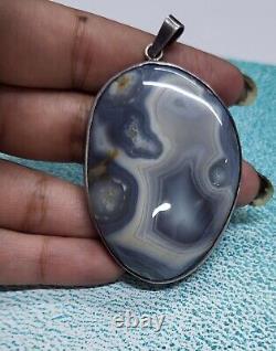 Pendentif en argent vintage avec une énorme agate naturelle de couleur grise de grande taille de 2,25 pouces