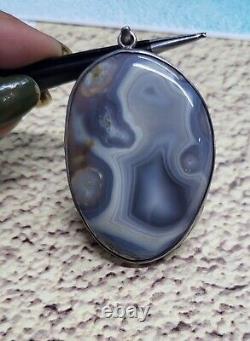 Pendentif en argent vintage avec une énorme agate naturelle de couleur grise de grande taille de 2,25 pouces