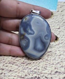 Pendentif en argent vintage avec une énorme agate naturelle de couleur grise de grande taille de 2,25 pouces