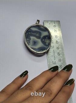 Pendentif en argent vintage avec une énorme agate naturelle de couleur grise de grande taille de 2,25 pouces