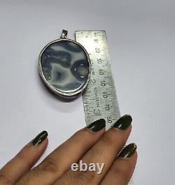 Pendentif en argent vintage avec une énorme agate naturelle de couleur grise de grande taille de 2,25 pouces