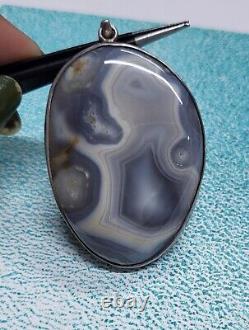 Pendentif en argent vintage avec une énorme agate naturelle de couleur grise de grande taille de 2,25 pouces