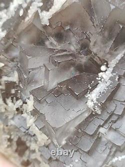 Spécimen vintage de fluorite grise naturelle de 1 kg sur matrice avec calcite
