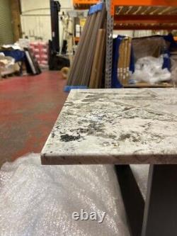 Table basse en granit, en pierre naturelle, faite à la main, avec des pieds carrés en acier industriel.