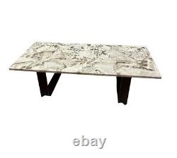 Table basse en granit, en pierre naturelle, faite à la main, avec des pieds carrés en acier industriel.