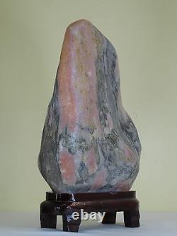 Une jolie pierre de lettré chinois rose et grise avec un support en bois foncé de 18,5 pouces de haut